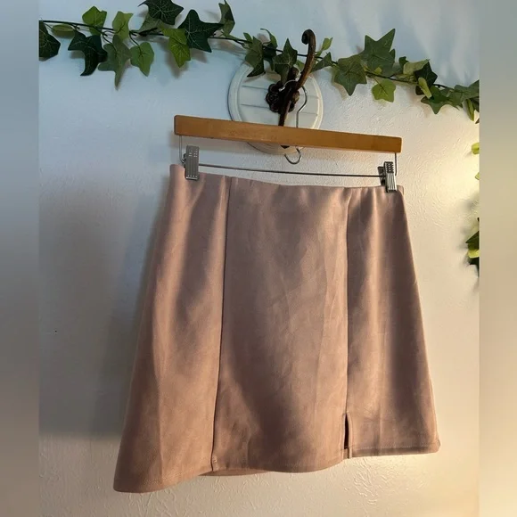 Francesca’s Blue Rain Pink Suede Mini Skirt - Picture 2 of 12